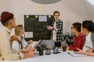 Los empleados de la Gen Z creen que llegar 10 minutos tarde al trabajo es aceptable. Sus jefes no opinan igual