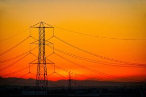 las grandes eléctricas proponen liberar las líneas de alta tensión