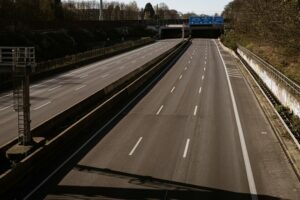 Alemania, Austria y Suiza tienen un montón de carreteras. Así que han empezado a cubrirlas de paneles solares