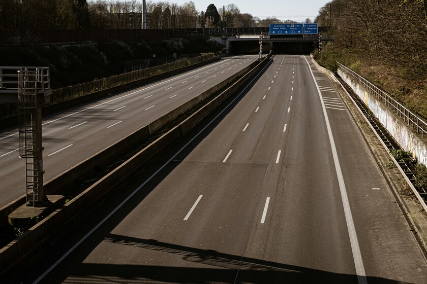 Alemania, Austria y Suiza tienen un montón de carreteras. Así que han empezado a cubrirlas de paneles solares