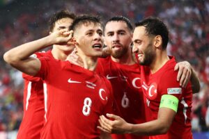Dortmund (Germany), 18/06/2024.- Arda Guler (L) of Turkey celebrates with his teammates after scoring the 2-1 lead during the UEFA EURO 2024 group F soccer match between Turkey and Georgia, in Dortmund, Germany, 18 June 2024. (Alemania, Turquía) EFE/EPA/Leszek Szymanski POLAND OUT