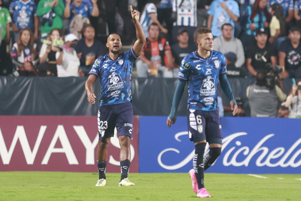 AME1071. PACHUCA (MÉXICO), 01/06/2024.- Salomón Rondón de Pachuca festeja una anotación contra el Columbus Crew durante la final de la Concacaf Champions Cup entre Pachuca y Columbus Crew este sábado, en el estadio Hidalgo de la ciudad de Pachuca, Hidalgo (México). EFE /David Martínez Pelcastre