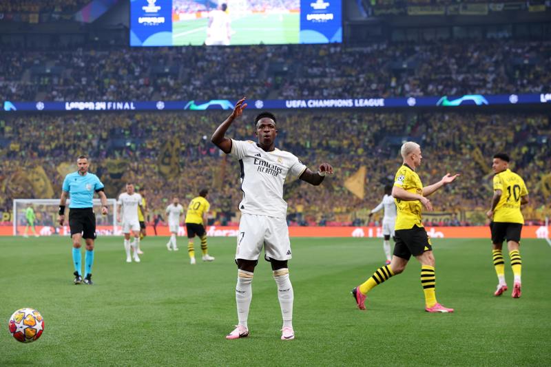Vinícius Jr. alentando a la afición del Real Madrid durante la final de la Champions League.