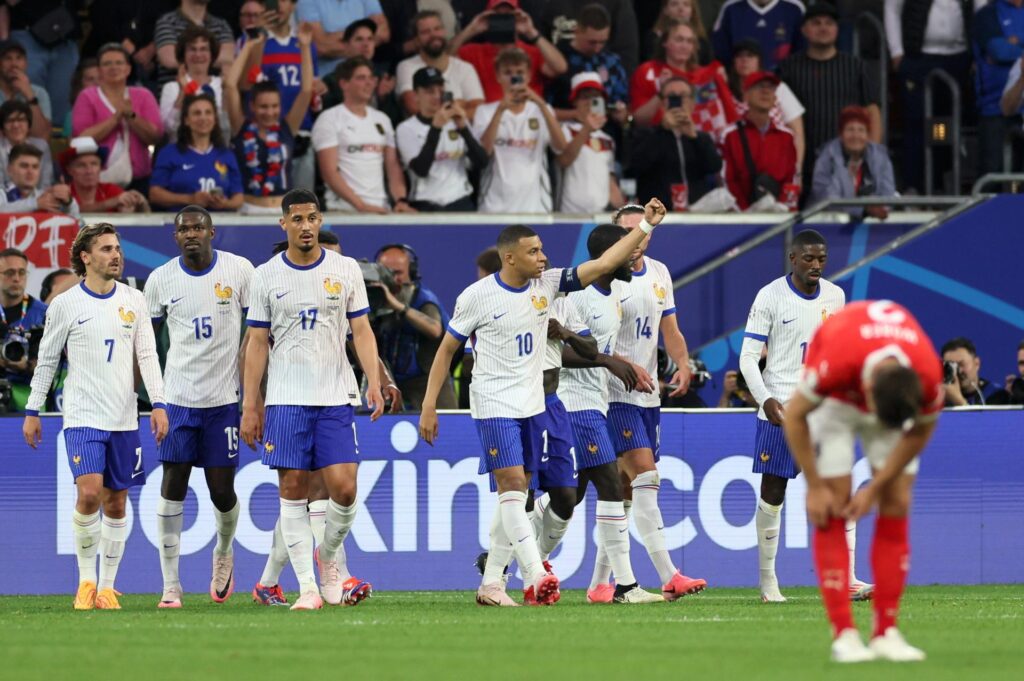 Francia consigue su primer triunfo de la EURO sin brillo