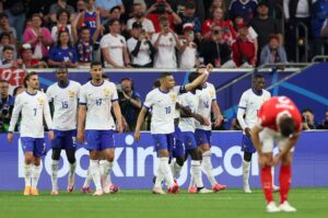 Francia consigue su primer triunfo de la EURO sin brillo