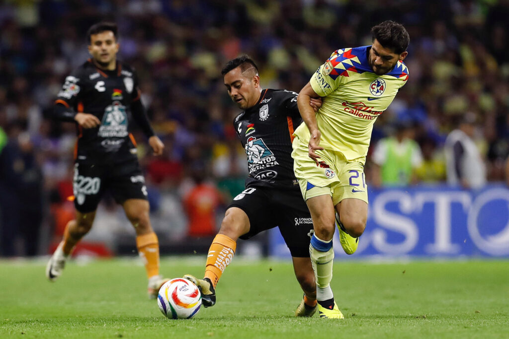 MEX7406. CIUDAD DE MÉXICO (MÉXICO), 11/05/2024.- Erick Sánchez (i) de Pachuca disputa un balón con Henry Martín (d) del América durante un juego de vuelta de los cuartos de final de la Liga MX, celebrado en el estadio Azteca de la Ciudad de México (México). EFE/Sáshenka Gutiérrez