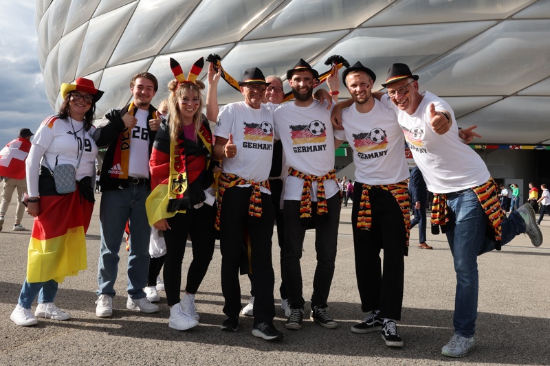 Munich (Germany), 14/06/2024.- Fans of Germany pose before the UEFA EURO 2024 group A match between Germany and Scotland in Munich, Germany, 14 June 2024. (Alemania) EFE/EPA/MOHAMED MESSARA