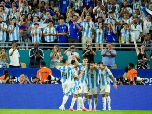 Argentina venció a Perú y cerró como líder de su grupo