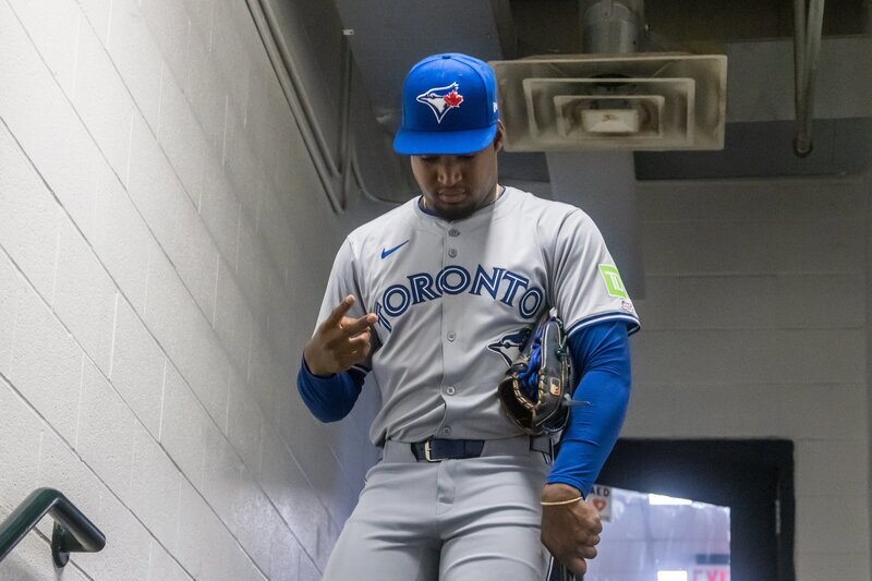 Orelvis Martinez suspendido de la MLB