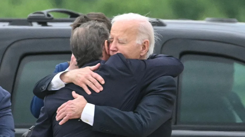 El abrazo del presidente Joe Biden a su hijo Hunter tras ser hallado culpable en juicio federal
