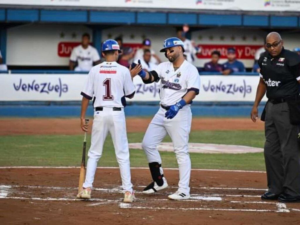 Fermín y Pereira labraron el triunfo de Marineros