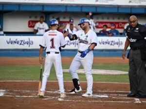 Fermín y Pereira labraron el triunfo de Marineros