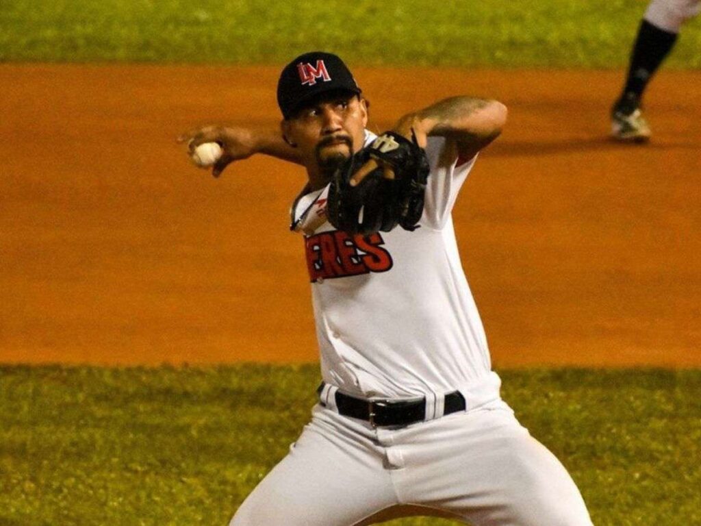 Líderes dominó a Caciques en extrainning