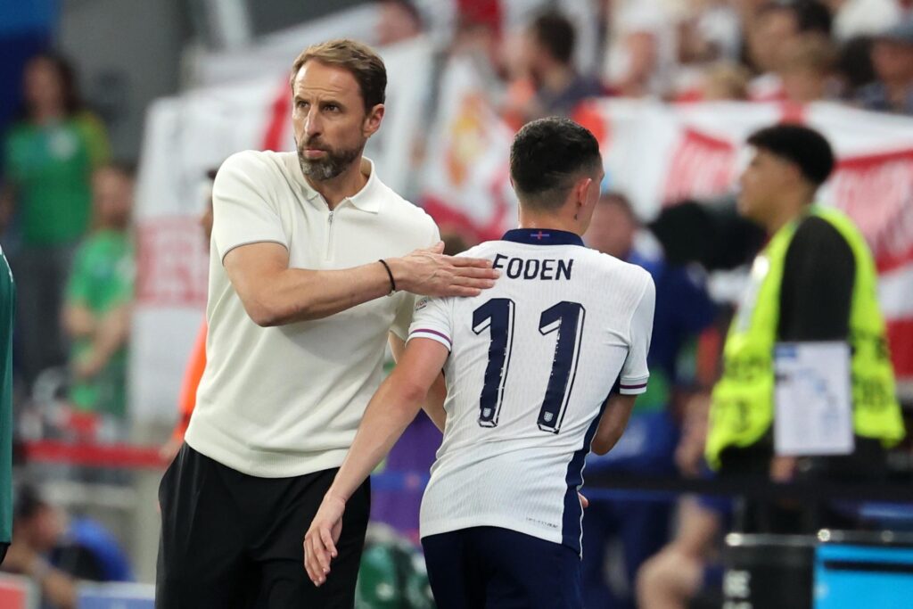 Frankfurt Am Main (Germany), 20/06/2024.- Head coach Gareth Southgate of England interacts with his player Phil Foden as he leaves the pitch during the UEFA EURO 2024 group C match between Denmark and England, in Frankfurt Main, Germany, 20 June 2024. (Dinamarca, Inglaterra) EFE/EPA/ABEDIN TAHERKENAREH