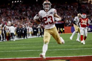 El corredor de los San Francisco 49ers Christian McCaffrey fue el encargado de anotar el primer TD del Super Bowl LVIII.
