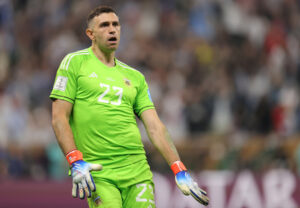 "Dibu" Martinez encaró a la afición chilena tras el gol de Argentina