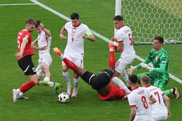Berlin (Germany), 21/06/2024.- Robert Lewandowski (3-L) of Poland in action during the UEFA EURO 2024 group D soccer match between Poland and Austria, in Berlin, Germany, 21 June 2024. (Alemania, Polonia) EFE/EPA/ABEDIN TAHERKENAREH