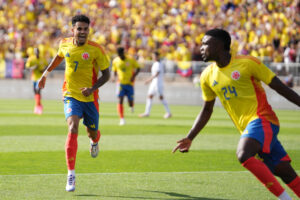 . EAST HEATFORD (ESTADOS UNIDOS), 15/06/2024.- Luis Díaz (i) y Jhon Córdoba (d) de Colombia celebran un gol ante Bolivia este sábado, en un partido amistoso internacional entre las selecciones de Colombia y Bolivia en el estadio Rentschler Field en East Heatford (EEUU). EFE/Joe Buglewicz