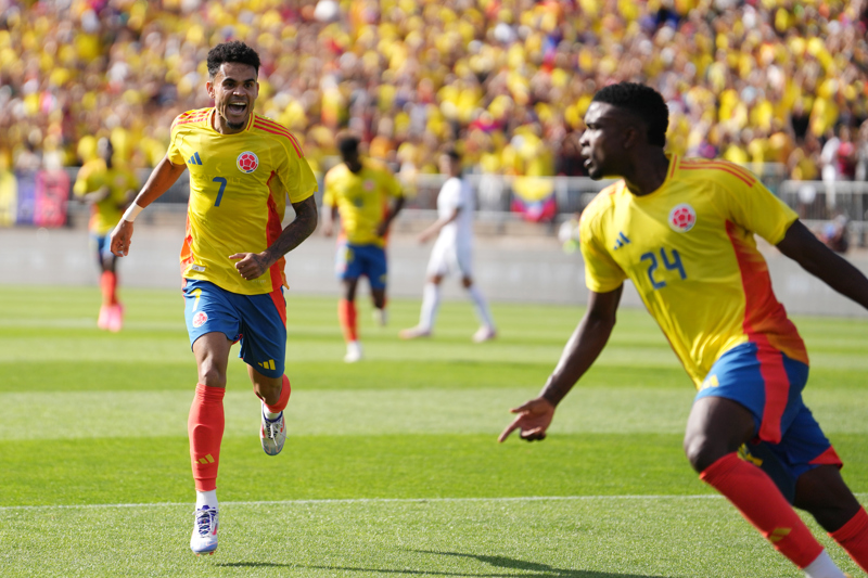 . EAST HEATFORD (ESTADOS UNIDOS), 15/06/2024.- Luis Díaz (i) y Jhon Córdoba (d) de Colombia celebran un gol ante Bolivia este sábado, en un partido amistoso internacional entre las selecciones de Colombia y Bolivia en el estadio Rentschler Field en East Heatford (EEUU). EFE/Joe Buglewicz