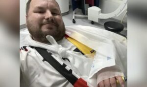 Fanático alemán se rompe el brazo tras recibir impacto de Füllkrug