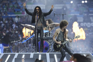 Lenny Kravitz 'rockea' con todo en la Final de Champions en Wembley