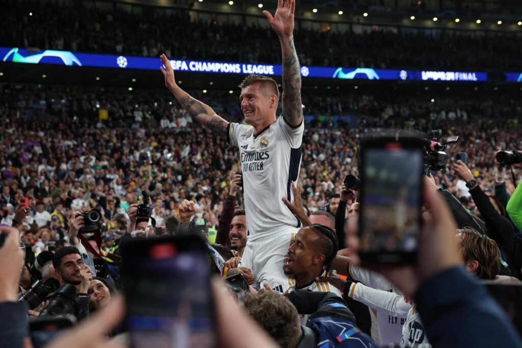 El alemán Toni Kroos, centrocampista del Real Madrid, celebra el título de Liga de Campeones que ganó su equipo frente al Borussia Dortmund. EFE/EPA/ADAM VAUGHAN