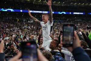 El alemán Toni Kroos, centrocampista del Real Madrid, celebra el título de Liga de Campeones que ganó su equipo frente al Borussia Dortmund. EFE/EPA/ADAM VAUGHAN
