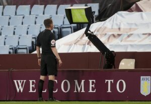 El árbitro Peter Bankes observa el monitor VAR durante un partido de fútbol de la Premier League inglesa en una imagen de archivo. EFE/EPA/Carl Recine / POOL SÓLO PARA USO EDITORIAL.