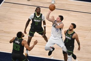 Fotografía de archivo del jugador de los Dallas Mavericks Luka Doncic (2d) durante un partido de la NBA ante los Minnesota Timberwolves. EFE/EPA/CRAIG LASSIG