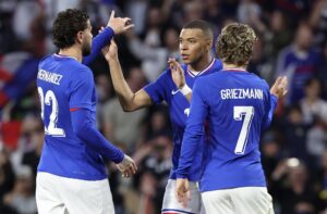 El delantero francés Kylian Mbappe (d) celebra con sus compañeros un gol durante el amistoso jugado por Francia y Luxemburgo en Metz, Francia. EFE/EPA/CHRISTOPHER NEUNDORF