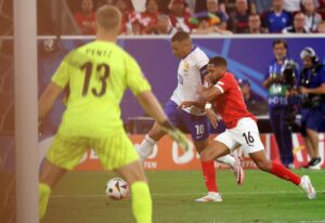 Kylian Mbappe (C) durante el partido del grupo D entre Francia y Austria en Dusseldorf, Alemania. EFE/EPA/CHRISTOPHER NEUNDORF
