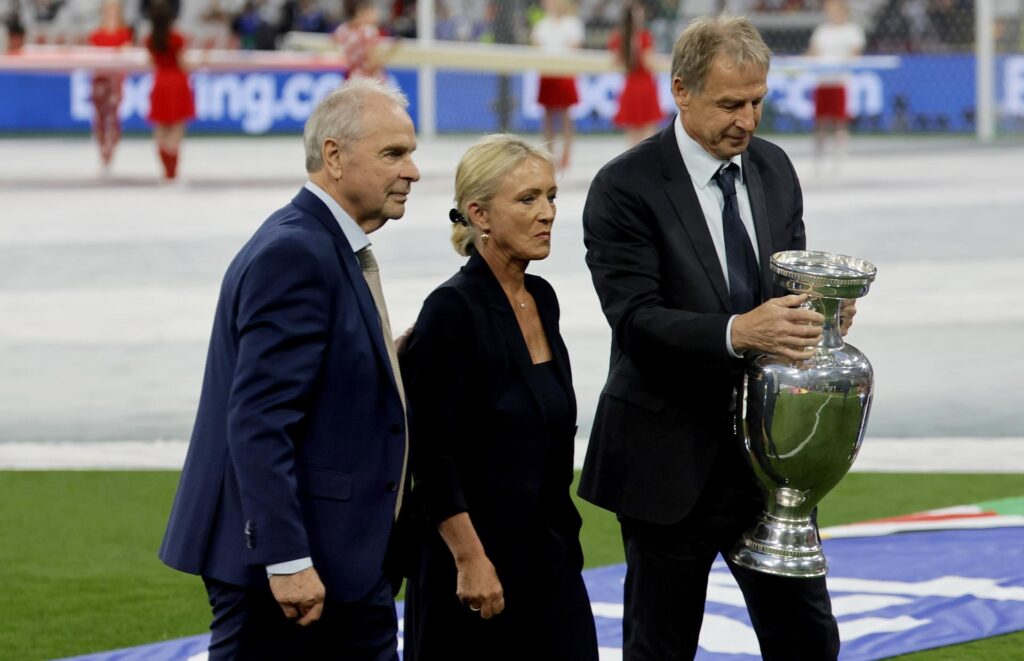 Bernard Dietz (I), capitán de Alemania en 1980, Juergen Klinsmann, capitán en 1996 y Heidi Beckenbauer,mujer de Frankz Beckenbauer. EFE/EPA/RONALD WITTEK