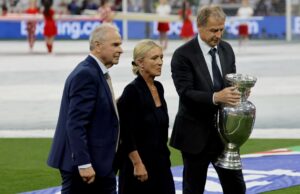 Bernard Dietz (I), capitán de Alemania en 1980, Juergen Klinsmann, capitán en 1996 y Heidi Beckenbauer,mujer de Frankz Beckenbauer. EFE/EPA/RONALD WITTEK