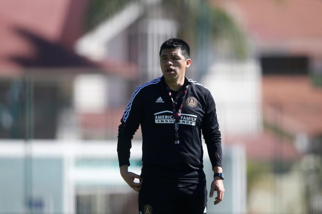 Fotografía de archivo en la que se registró al entrenador del club estadounidense de fútbol Atlanta United de MLS, el mexicano Gonzalo Pineda, en Guadalajara (Jalisco, México). EFE/Francisco Guasco