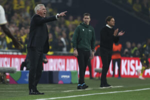 El técnico italiano del Real Madrid, Carlo Ancelotti, da instrucciones durante el encuentro correspondiente a la final de la Liga de Campeones que Real Madrid y Borussia Dortmund disputan hoy sábado en el estadio de Wembley, en Londres. EFE / Kiko Huesca.