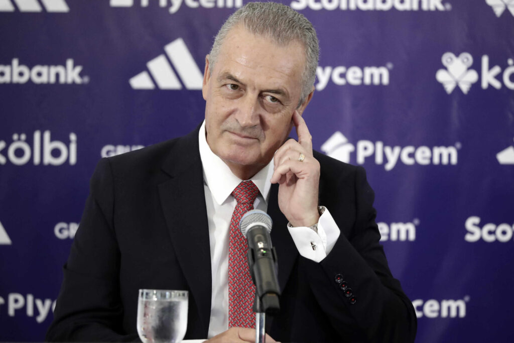Imagen de archivo del seleccionador de Costa Rica, el entrenador argentino Gustavo Alfaro, quien este jueves, a un día de enfrentar a Colombia en Glendale, admitió que en su presupuesto para avanzar a octavos también hay una consigna que ha transmitido a sus jugadores: si no ganan, por lo menos no hay que perder, en consonancia con el empate sin goles que sacaron a Brasil en el debut. EFE/ Jeffrey Arguedas