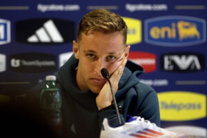 El centrocampista italiano Davide Frattesi durante la rueda de prensa convocada este lunes en el lugar de concentración de la selección de Italia. EFE/ Alberto Estévez