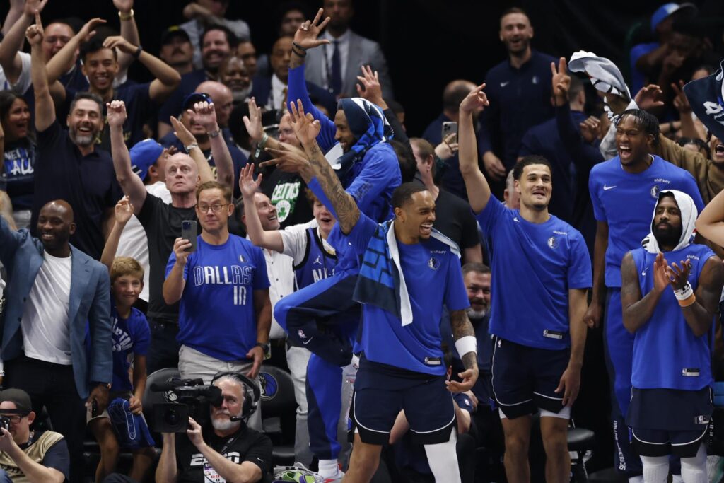 Aficionados y jugadores de los Mavericks de Dallas fueron registrados este viernes, 14 de junio, al celebrar la contundente victoria de su equipo sobre los Celtics de Boston, durante el cuarto partido de las Finales de la NBA, en el coliseo American Airlines Center de Dallas (Texas, EE.UU.). EFE/Adam Davis