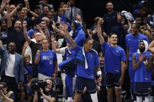 Aficionados y jugadores de los Mavericks de Dallas fueron registrados este viernes, 14 de junio, al celebrar la contundente victoria de su equipo sobre los Celtics de Boston, durante el cuarto partido de las Finales de la NBA, en el coliseo American Airlines Center de Dallas (Texas, EE.UU.). EFE/Adam Davis