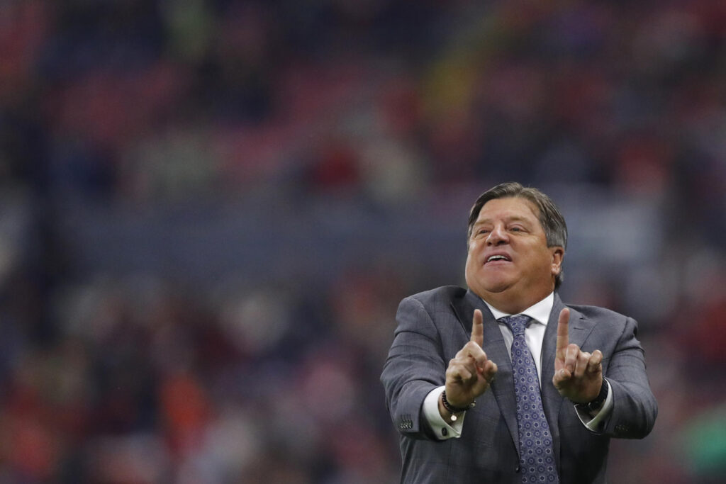 Miguel 'Piojo' Herrera entrenador de Tijuana da indicaciones a sus jugadores durante un partido en Guadalajara, Jalisco (México). Imagen de archivo. EFE/ Francisco Guasco
