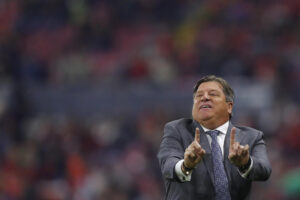 Miguel 'Piojo' Herrera entrenador de Tijuana da indicaciones a sus jugadores durante un partido en Guadalajara, Jalisco (México). Imagen de archivo. EFE/ Francisco Guasco