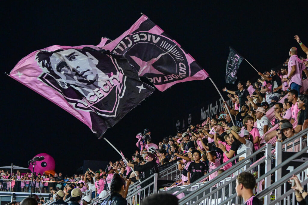 Fotografía de archivo de un grupo de fanáticos de Lionel Messi del Inter Miami que muestran una bandera durante un partido de fútbol de la Major League Soccer (MLS). EFE/ Giorgio Viera