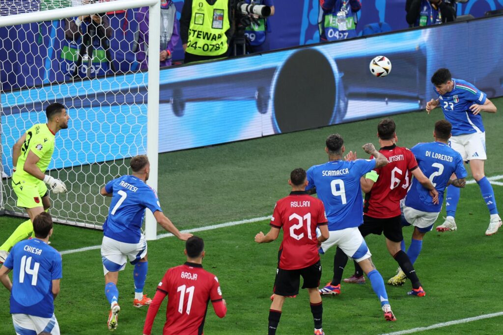 El central Alessandro Bastoni (d) logra el empate con un remate de cabeza durante el partido del grupo B que han jugado Italia y Albania en Dortmund, Alemania. EFE/EPA/GEORGI LICOVSKI