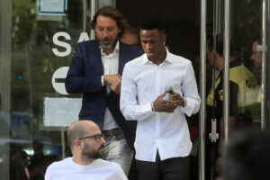El delantero brasileño del Real Madrid Vinicius Jr a su salida de los juzgados de Plaza de Castilla en Madrid tras declarar por videoconferencia desde un juzgado de Madrid, en condición de víctima, por los insultos racistas recibidos en el estadio valenciano de Mestalla, el 21 de mayo de 2023. EFE/ Fernando Alvarado