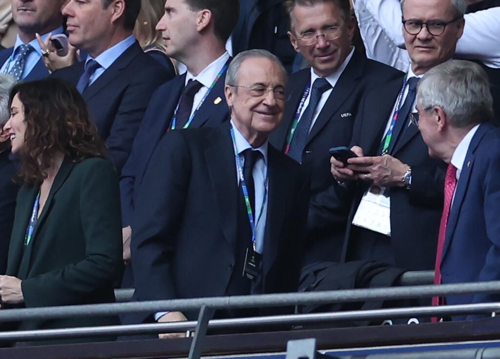 El presidente del Real Madrid Florentino Perez (C), en el palco de Wembley durante la final de la Liga de Campeones entre Borussia Dortmund y Real Madrid. EFE/EPA/ISABEL INFANTES