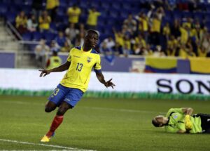 Imagen de archivo del delantero Enner 'Supermán' Valencia, figura del triunfo de la selección de Ecuador sobre la de Bolivia en Filadelfia. EFE/Jason Szenes.