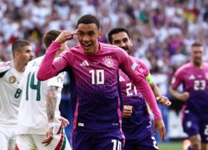 El delantero de la selección de Alemania Jamal Musiala celebra tras marcar el primer gol en el partido de la Eurocopa disputado entre Alemania y Hungría este miércoles en Stuttgart, Alemania. EFE/ANNA SZILAGYI