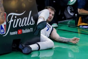 El esloveno Luka Doncic, base estrella de los Mavericks de Dallas, fue registrado el pasado domingo, 9 de junio, tras una caída durante el segundo partido del las Finales de la NBA contra los Celtics, en el coliseo TD Garden de Boston (Massachusetts, EE.UU.). EFE/CJ Gunther
