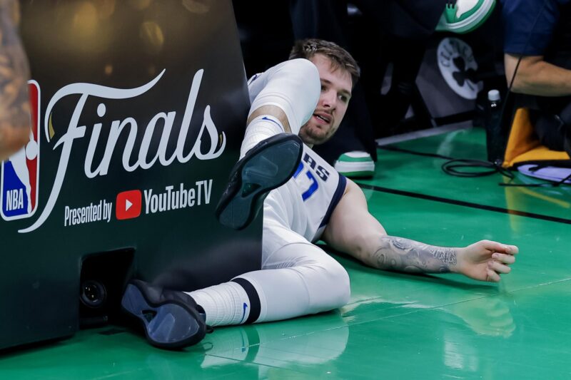 El esloveno Luka Doncic, base estrella de los Mavericks de Dallas, fue registrado el pasado domingo, 9 de junio, tras una caída durante el segundo partido del las Finales de la NBA contra los Celtics, en el coliseo TD Garden de Boston (Massachusetts, EE.UU.). EFE/CJ Gunther