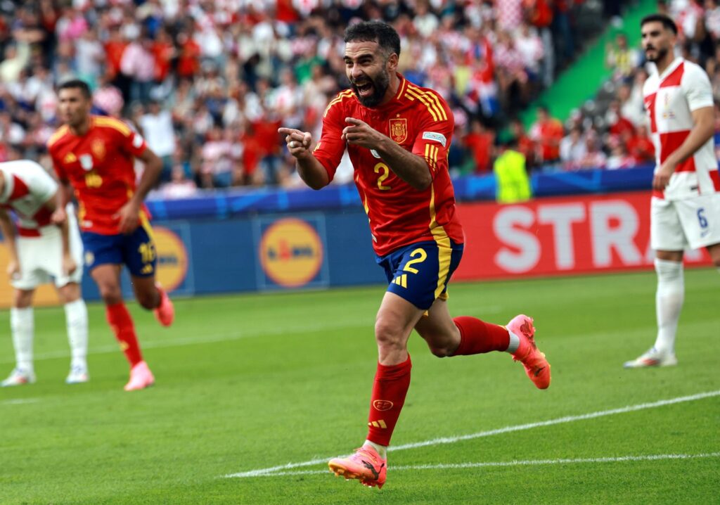 El defensa de España Dani Carvajal celebra el 3-0 durante el partido del grupo B entre España y Croacia en el estadio Olímpico de Berlín, Alemania. EFE/EPA/CLEMENS BILAN